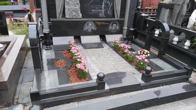 Укладка тротуарной плитки на Николо-Архангельском кладбище