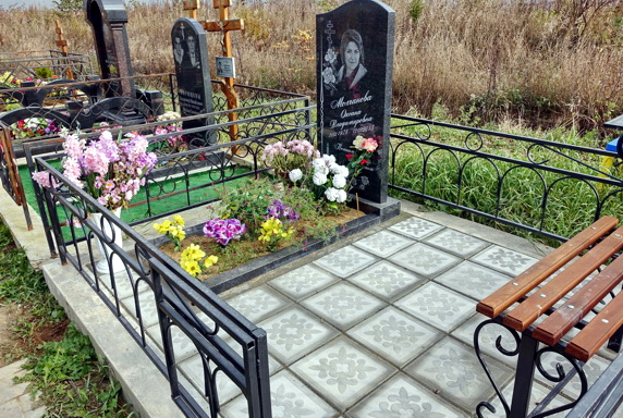 Простое место захоронения с красивой гравировкой памятника