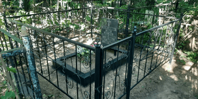 Покраска ограды на старом кладбище